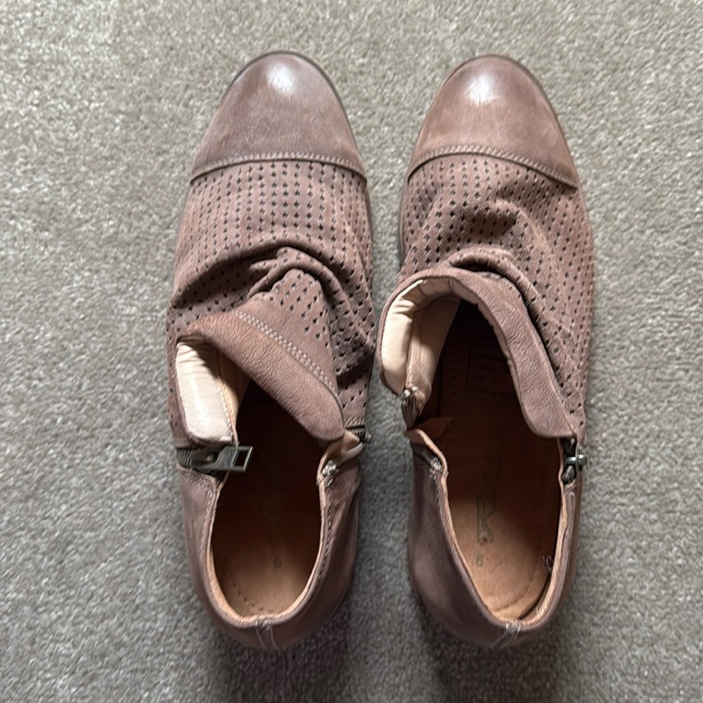 Brown leather shooties.